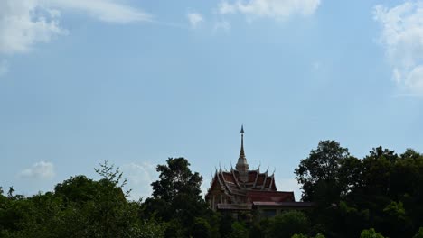 Lapso-De-Tiempo-Del-Templo-Budista,-Saraburi,-Hay-Tantos-Templos-Budistas-En-Tailandia-Y-Son-Atractivos-Y-Bellamente-Decorados-Al-Estilo-Tailandés,-Algunos-Están-Construidos-Sobre-Colinas-Y-Montañas-Escénicas