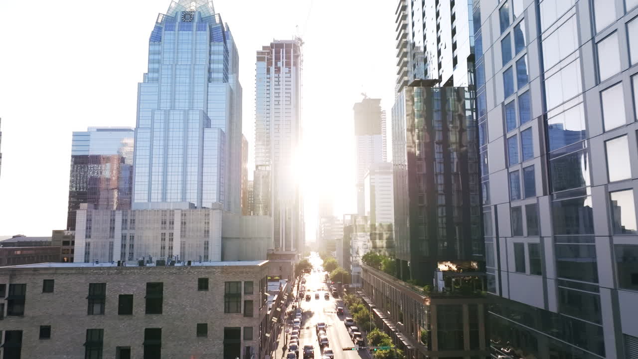 Rua do centro da cidade com edifícios modernos e luz solar intensa