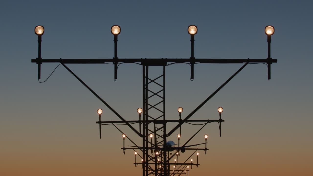 밤에 착륙하는 비행기: 접근 불과 실루