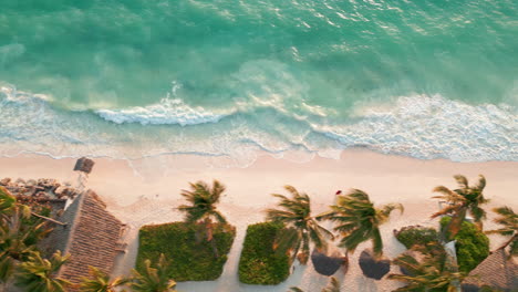 Vista-Aérea-De-Una-Playa-Serena-Con-Olas-Acariciando-Costas-Arenosas