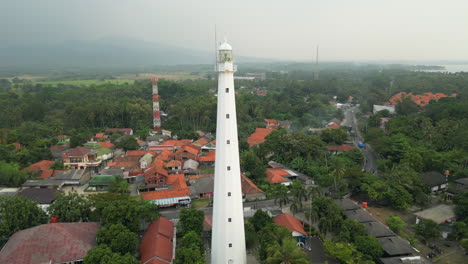 faro holandés cerca de cilegon banten indonesia avión no tripulado dando vueltas al atardecer 4k 60fps