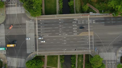 Bunte-Fahrzeuge-überqueren-Eine-Breite-Brücke