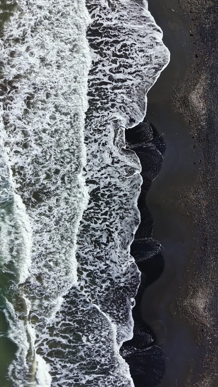 Onde si infrangono su una spiaggia sabbiosa vicino alla riva durante le ore diurne.