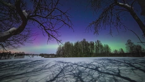 Stary-night-with-the-aurora-borealis-glowing-in-the-sky---time-lapse