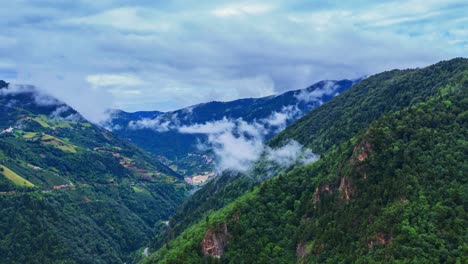 timelapse del paisaje de montaña, nubes en movimiento