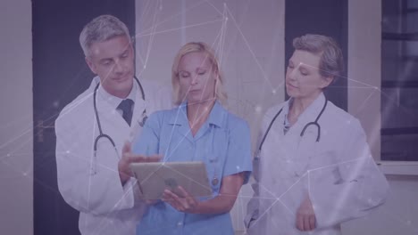 animación de médicos caucásicos con tableta a través de la red de conexiones.