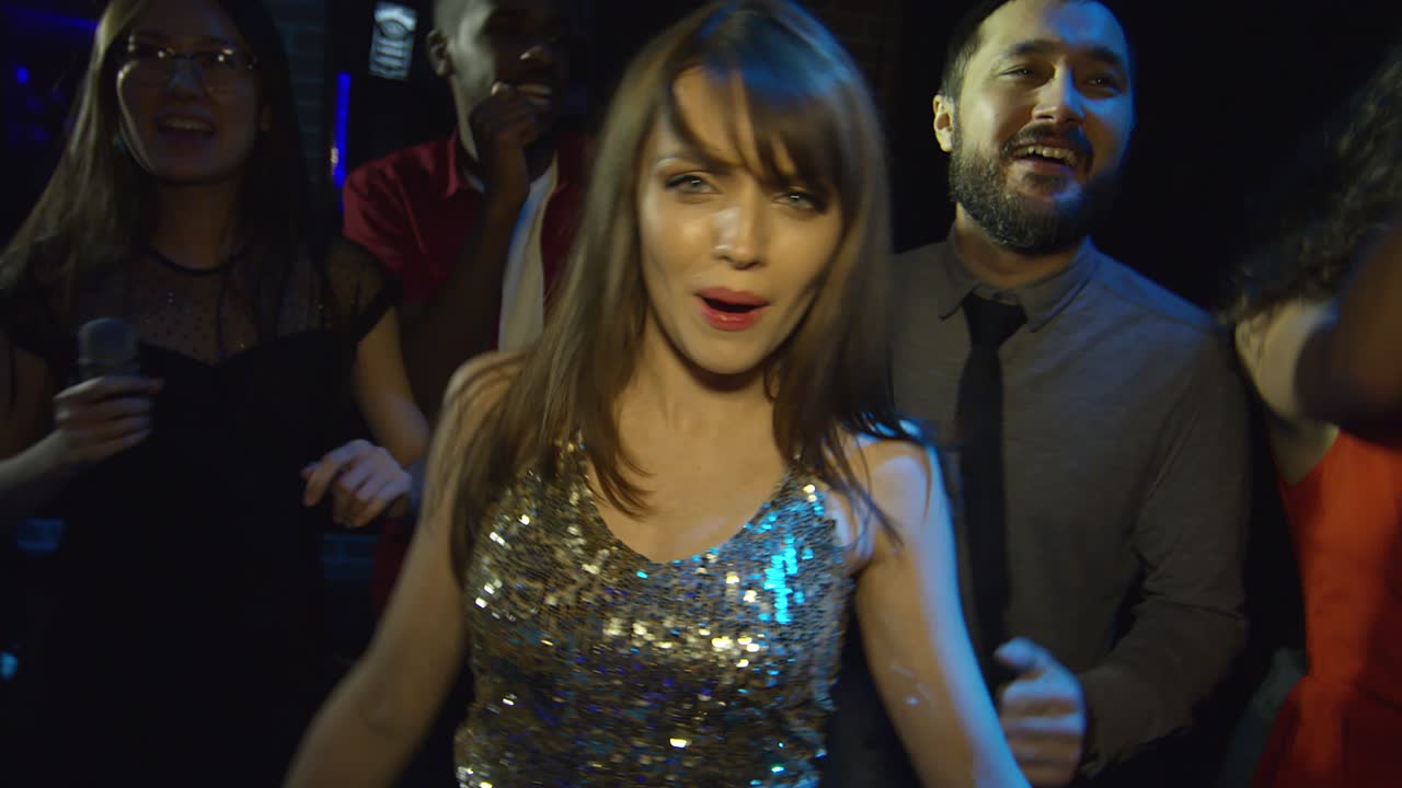 personas diversas bailando en la pista de baile