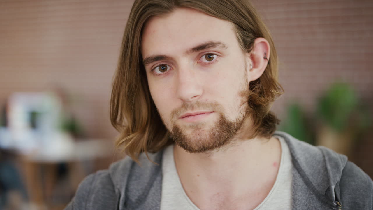 매혹적인, 안경과 직장에서 남자의 얼굴