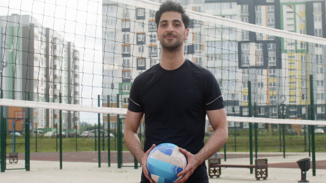 jugador de voleibol moreno al aire libre