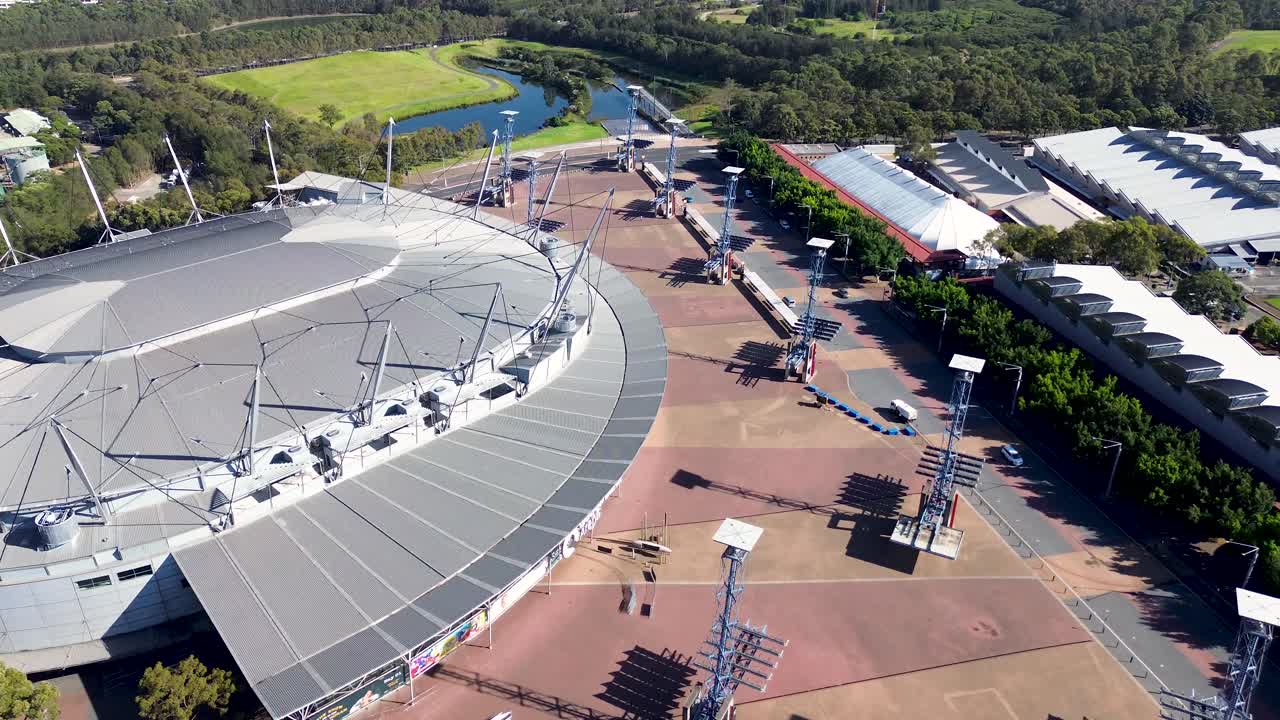 drone aerial qudos bank arena sydney super dome show ground entretenimiento lugar de conciertos iluminación del río sydney parque olímpico homebush bay oeste de sydney turismo nsw australia 4k
