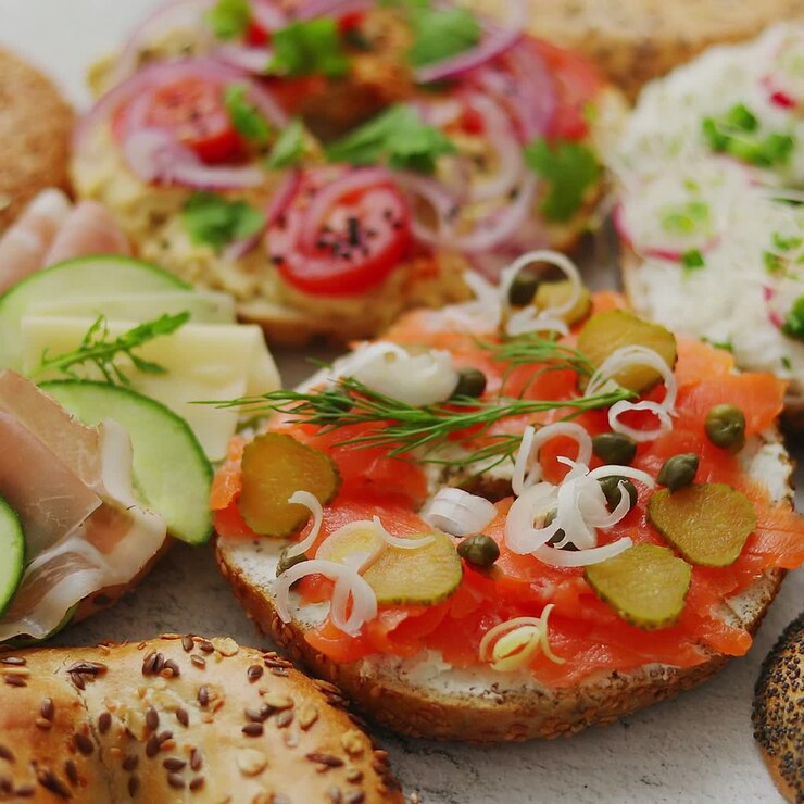 Composizione di vari bagel fatti in casa con semi di sesamo e papavero.