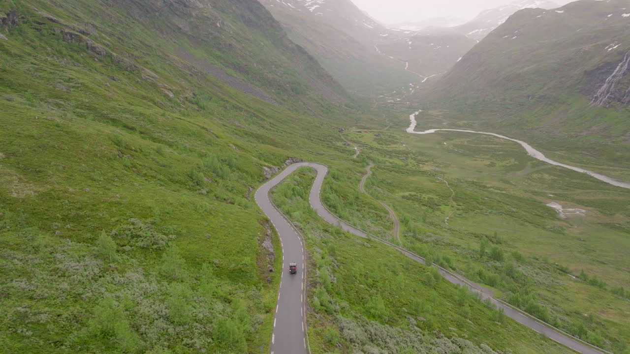 무성한 산골짜기, 구불구불한 길은 산으로 이어집니다