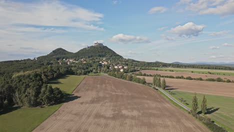 Vista-Aérea-Del-Pintoresco-Paisaje-Alrededor-Del-Antiguo-Castillo-Bezdez