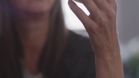 primer plano de una mujer con un contenedor de medicamentos en casa