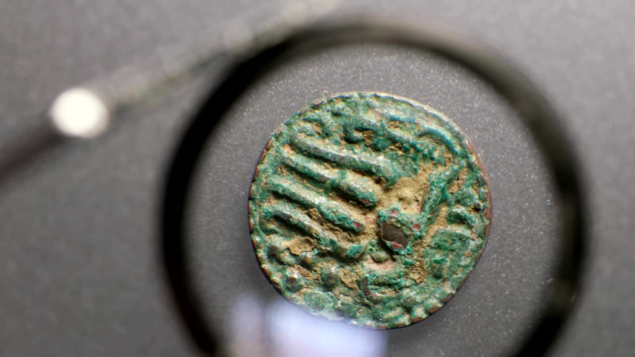 primer plano de monedas muy antiguas