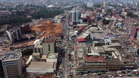 Ciudad-Capital-De-Yaundé-En-El-País-En-Desarrollo-De-Camerún,-áfrica---Creador-De-Inclinación-Aérea