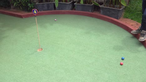 Spieler,-Die-Sich-Auf-Dem-Grün-Der-Minigolfanlage-Vergnügen