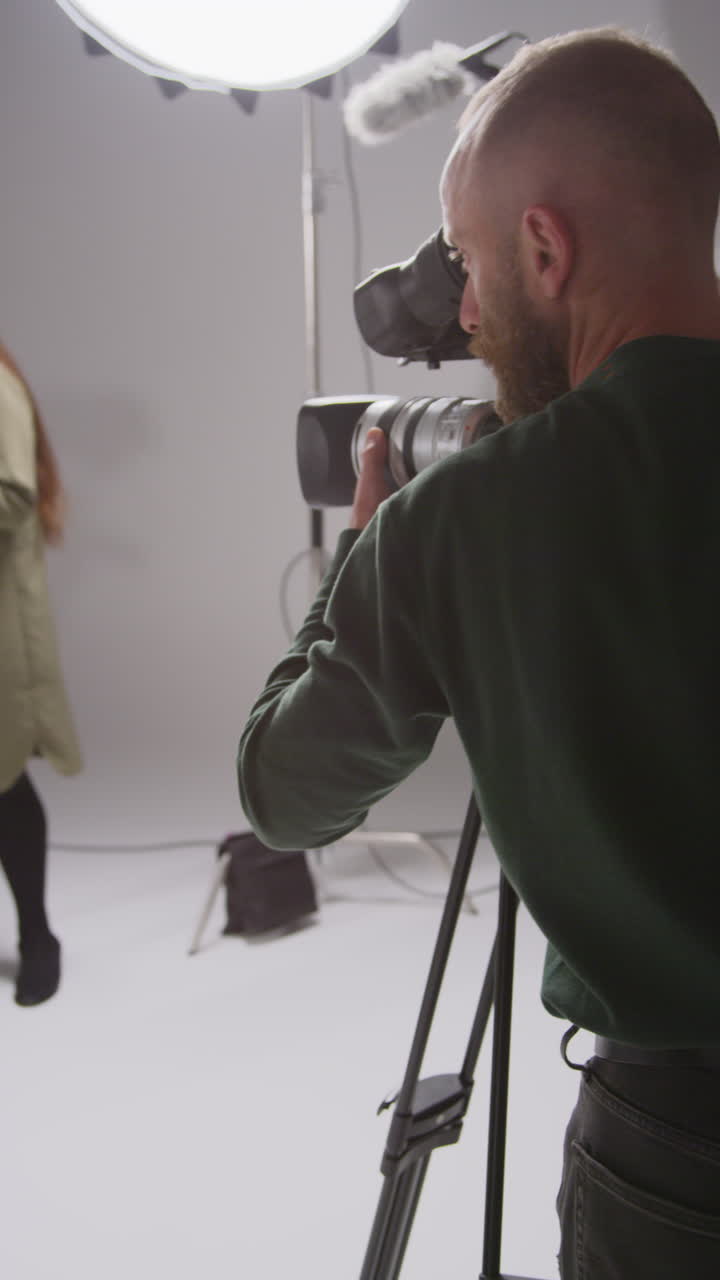 вертикальное видео мужского звукозаписывателя и оператора камеры, работающего на съемочной площадке, снимающего фильм или видео в студии 2