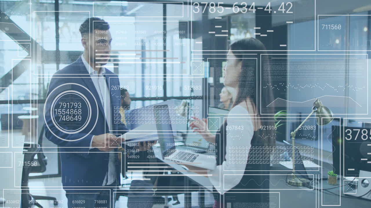 animación del procesamiento de datos sobre diversos colegas masculinos y femeninos que discuten el trabajo en la oficina