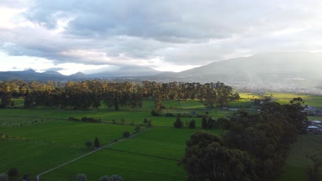 vista aérea del pueblo local en machachi con paisaje rural verde en el fondo
