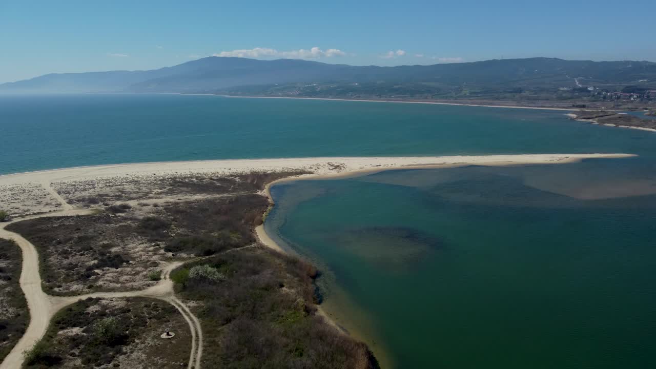 Panoramica aerea su una splendida laguna vicino alla costa in una giornata di sole nel Mediterraneo.