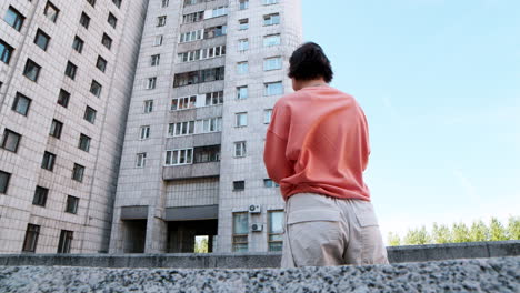 Frau-Nimmt-Freunde-Beim-Parkour-Auf