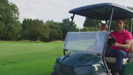 Pareja-Conduciendo-Buggy-Jugando-Al-Golf-Juntos