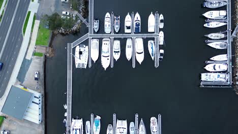 Paisaje-Aéreo-De-Drones-Del-Muelle-De-Barcos-Con-Yates-Estacionados-En-El-Puerto-De-Transporte-Calles-De-Carreteras-Marinas-Bahía-De-Batemans-Costa-Sur-De-Australia