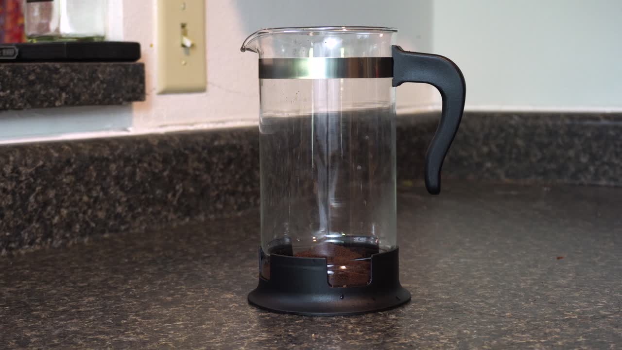 sacar café molido en una cafetera de prensa francesa