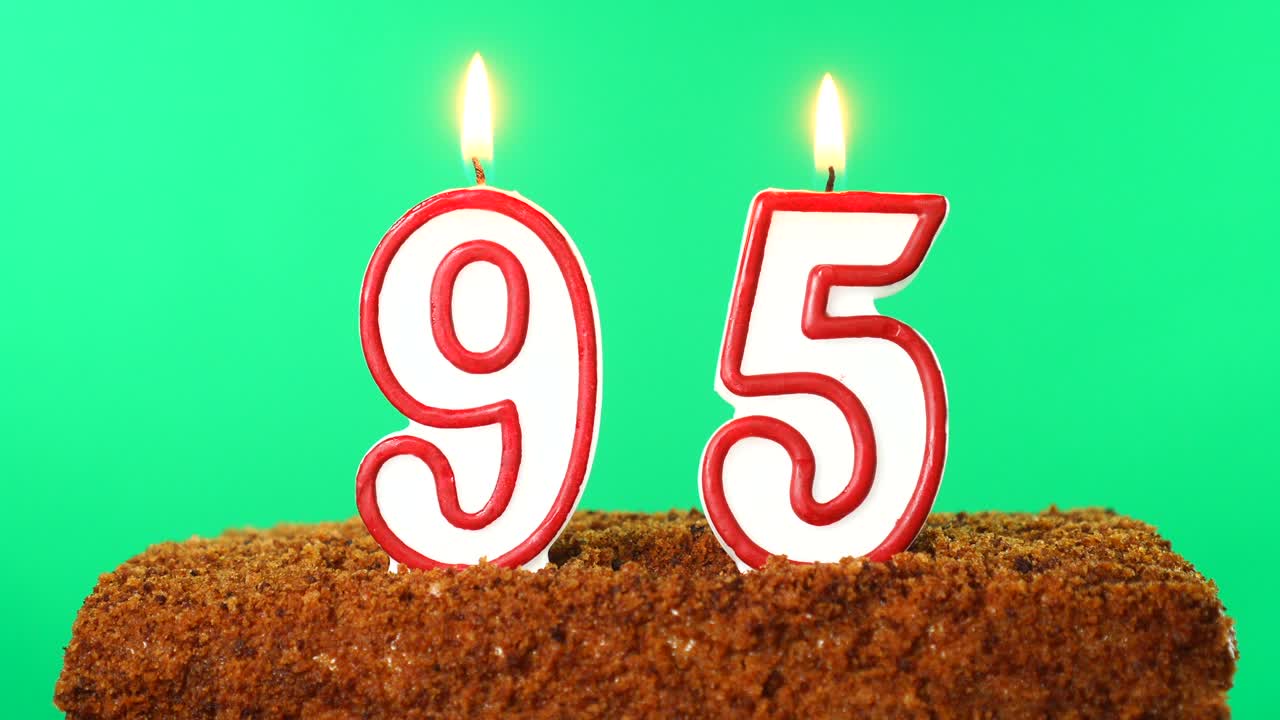 pastel con el número 95 vela encendida. llave de croma. pantalla verde. aislado