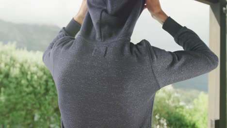 복사 공간과 함께 회색 후디를 입은 아프리카계 미국인 남자의 느린 동영상