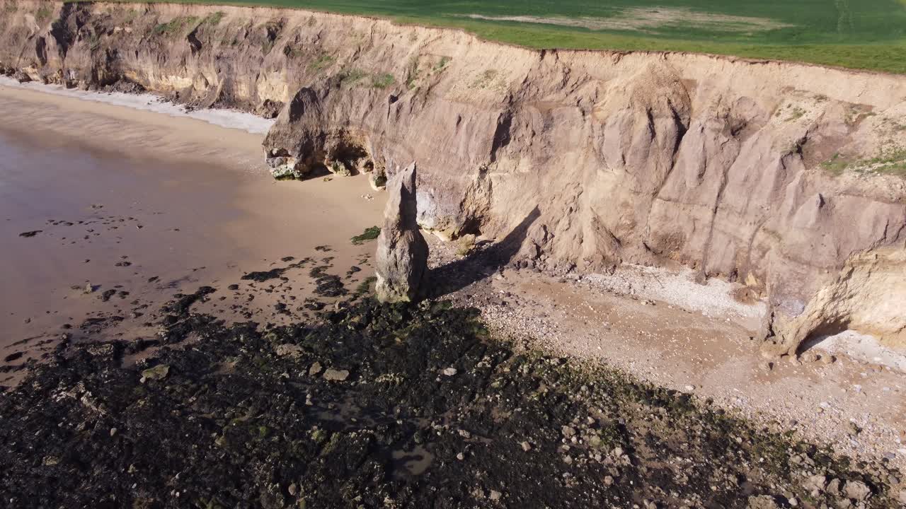 pila de mar en ryhope cliffs hendon beach en sunderland noreste de reino unido, dron aéreo 4k hd sobrevolar