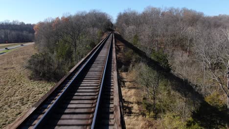 disparo aéreo empujando hacia adelante sobre las vías del papa lamer el caballete del ferrocarril en louisville kentucky en un soleado día de invierno