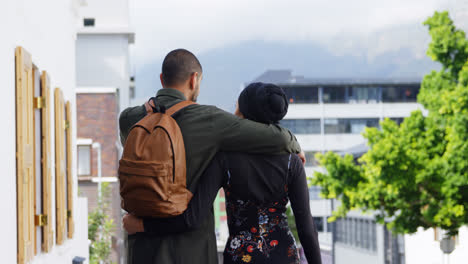 una pareja joven caminando por la calle 4k