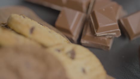 ángulo extremo de primer plano de las galletas giratorias chocolate y un pastel