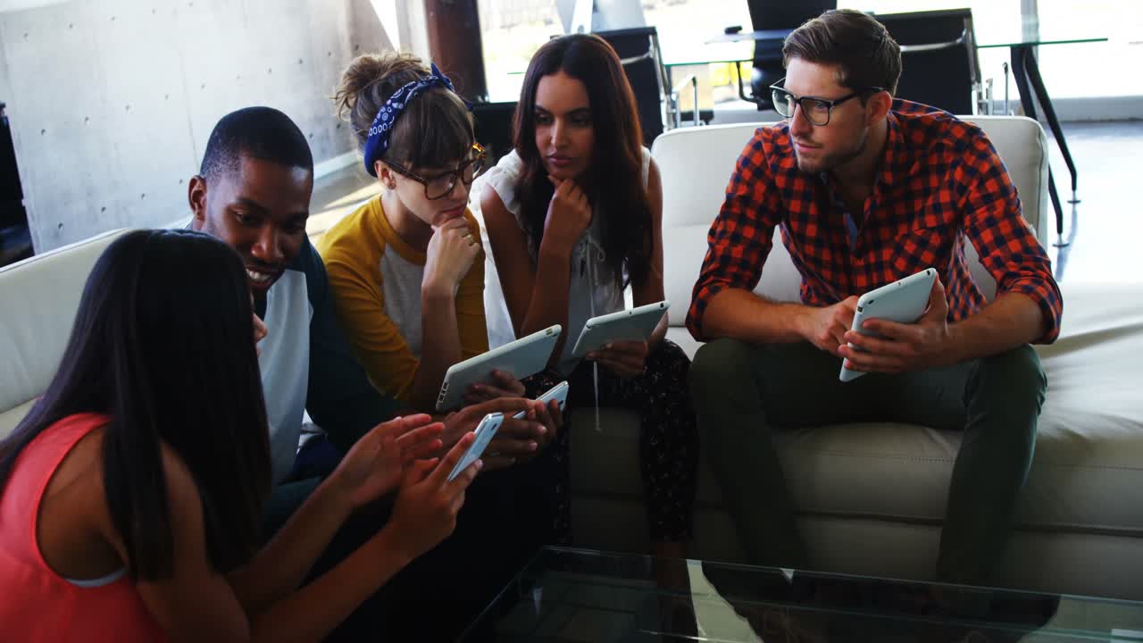 ejecutivos que usan teléfonos móviles y tabletas digitales