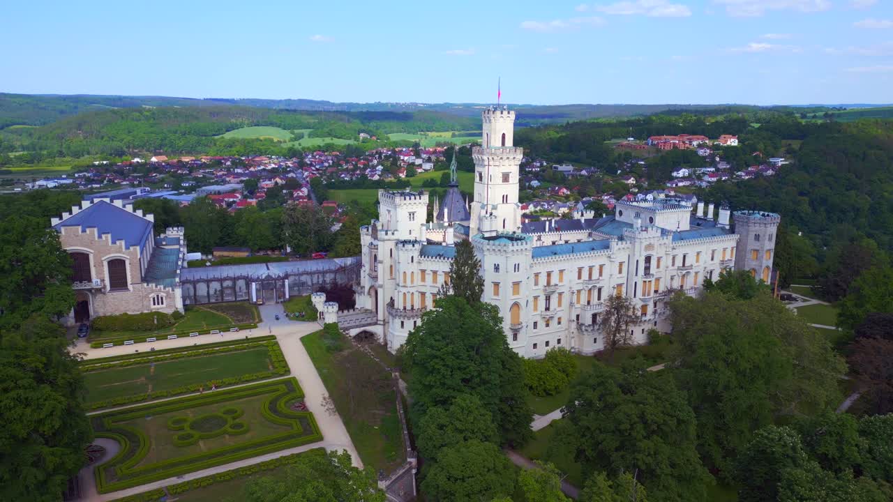 los rayos de sol brillan en la torre del castillo