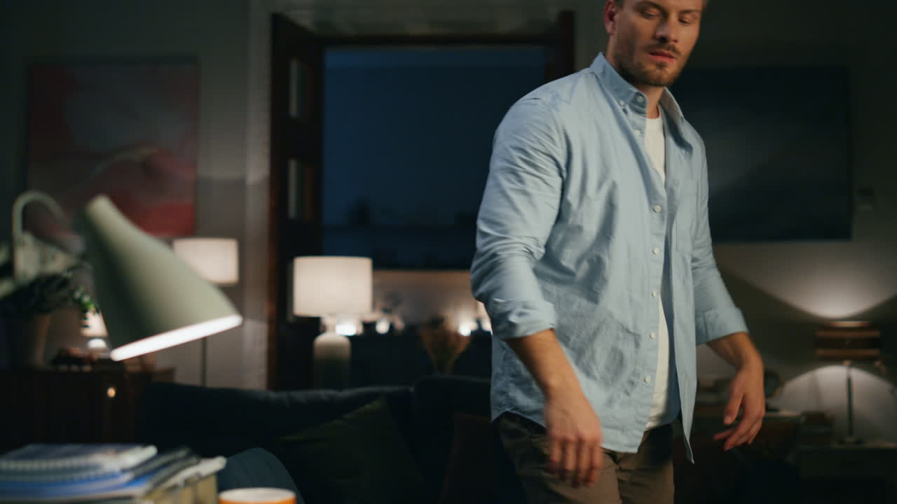 Coppia triste che litiga in casa di notte, primo piano. Uomo che apre il laptop e inizia a lavorare.