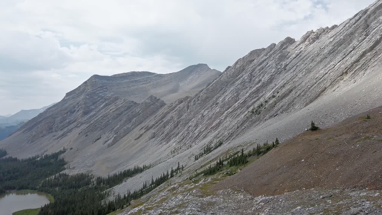 montaña estanques valle nube sombra estático pan rockies kananaskis alberta canadá