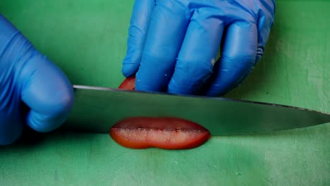 cortar la rodaja de tomate en tiras, cerrar