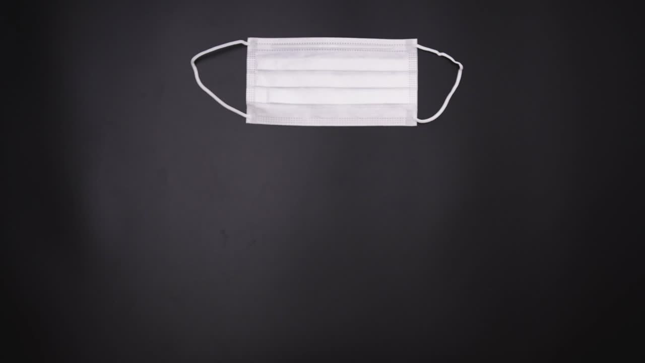 ppe 마스크를 복용하는 라텍스 장갑에 평평한 손