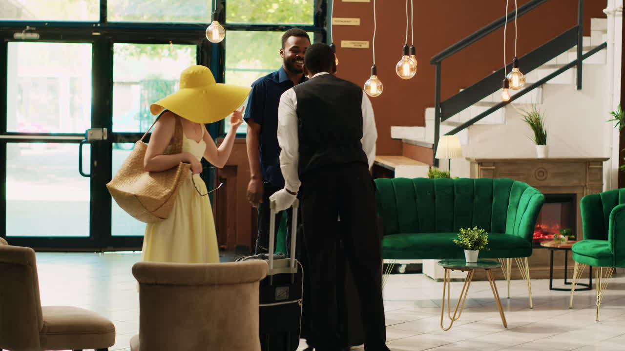 cameriere d'albergo che fornisce servizi di lusso