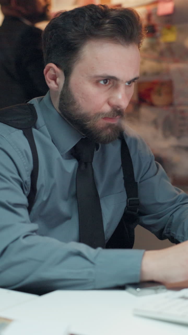 Uomo concentrato che fuma un sigaro alla sua scrivania