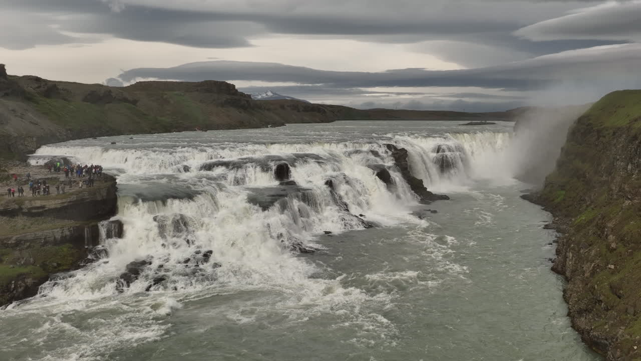 la cascada del río hvítá gullfoss fue tomada desde el aire. día nublado en islandia.
