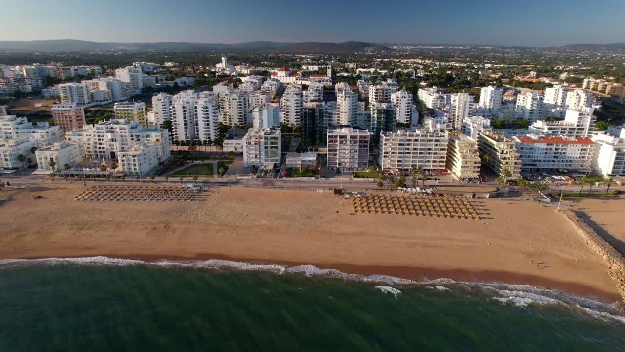 vista aérea de la playa, el paseo marítimo y los edificios en quarteira, algarve, portugal