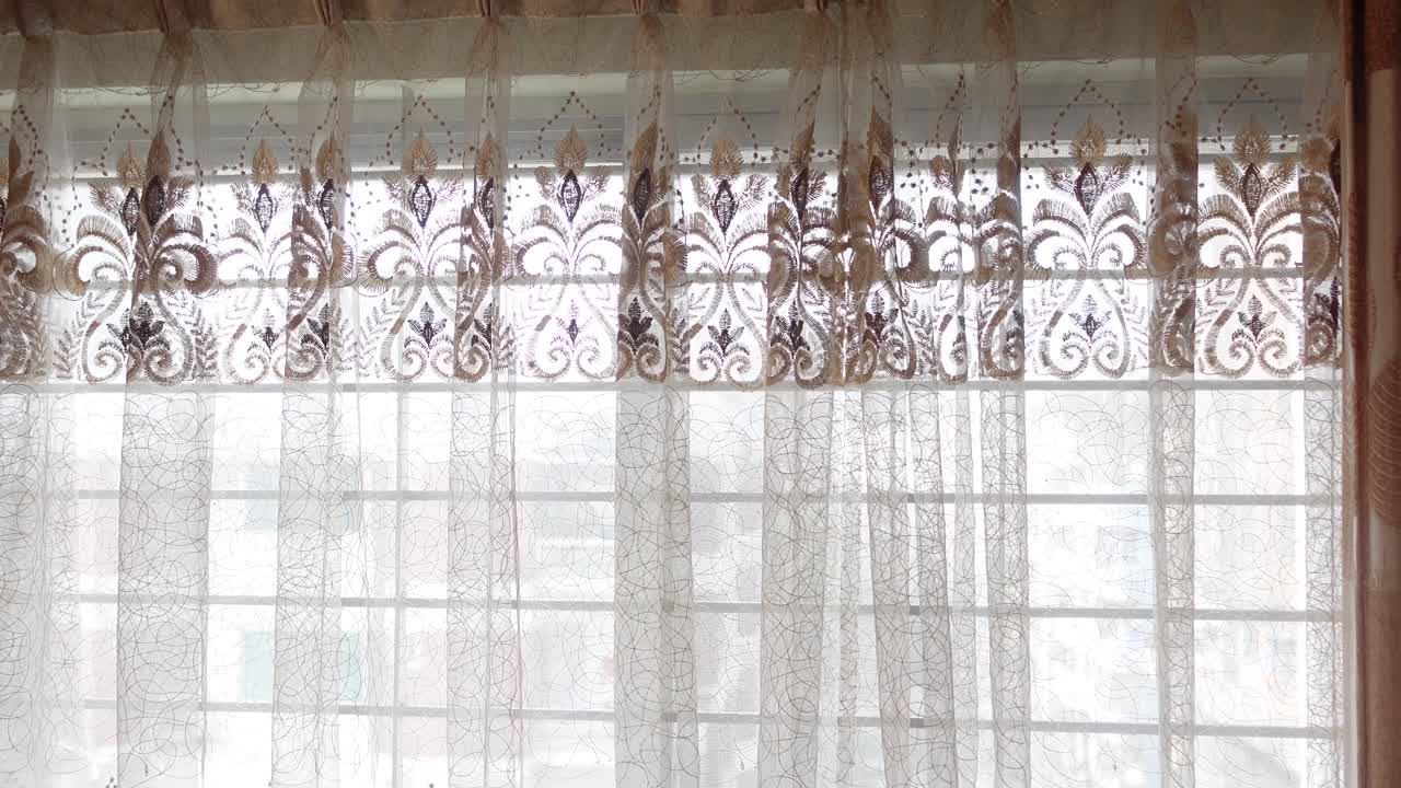 은 커튼을 가진 창문