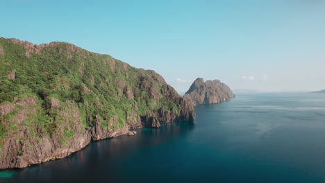 Impresionante-Toma-Aérea-De-Establecimiento-De-Una-Gran-Isla-En-El-Nido,-Palawan,-Filipinas