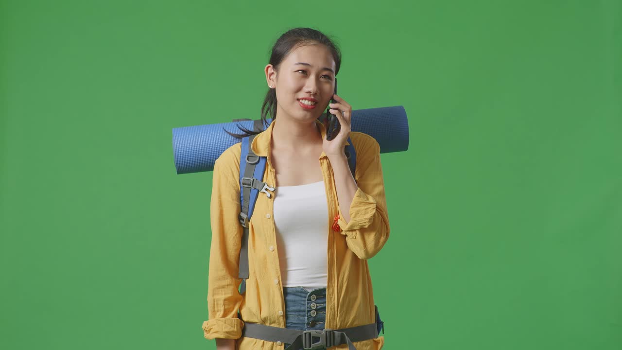 mujer viajera hablando por teléfono