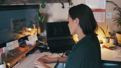 Una-Mujer-Joven-Sentada-En-El-Escritorio-Escribiendo