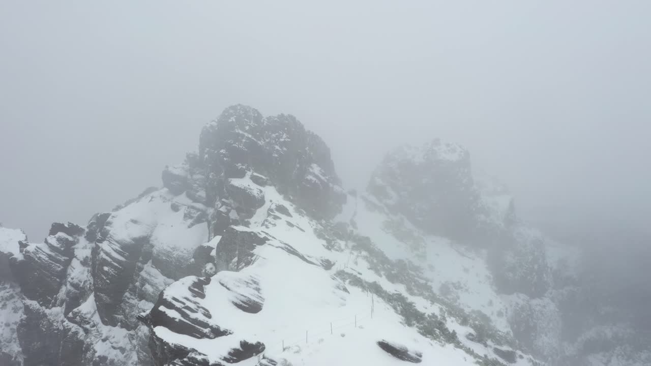 어둡고 변덕스러운 폭풍 속에서 뒤로 날아가는 마데이라의 닌호 다 만타의 공중 샷